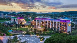 een weergave van een hotel in een stad bij zonsondergang bij Hard Rock Hotel Dalian in Dalian