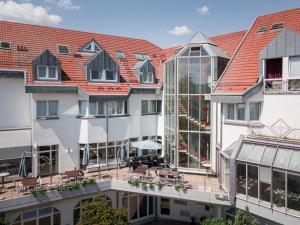 an external view of a building with a balcony at Hotel Aichtaler Hof in Grötzingen