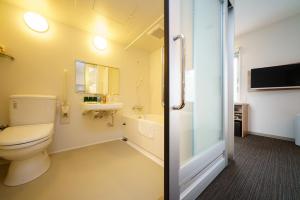 Un baño con inodoro, lavabo y ducha. en Super Hotel Fujinomiya, en Fujinomiya