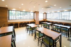 富士宮市にあるスーパーホテル富士宮の空き教室(テーブル、椅子付)