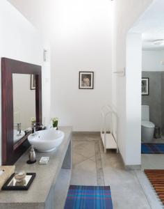Bathroom sa Taru Villas Mawella - Tangalle