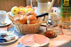 una cesta de pan y manzanas sobre una mesa en ZIRBENNEST Haus Martha en Biberwier