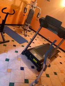 Fitness centrum a/nebo fitness zařízení v ubytování Logis Hôtel Restaurant de la Paix