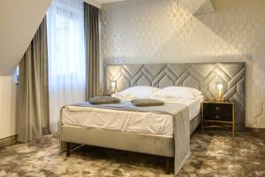 Postel nebo postele na pokoji v ubytování Hotel & Spa Biały Dom