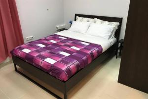 Een bed of bedden in een kamer bij Athens Spirit 49 katechaki apartment