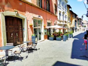 een meisje dat door een straat loopt met stoelen en tafels bij Sotto i tetti del borgo in Spoleto