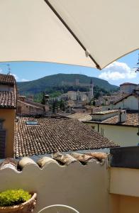 - une vue depuis le toit d'un bâtiment dans l'établissement Sotto i tetti del borgo, à Spolète