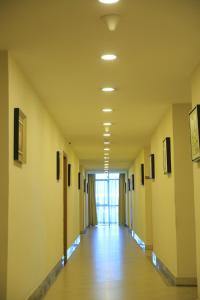 un pasillo vacío en un edificio de oficinas en Inter Luxury Hotel, en Addis Ababa