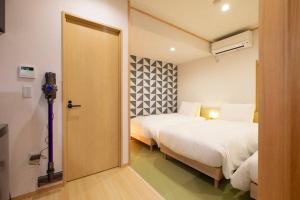 東京にあるT-home 1Fのベッドルーム(ベッド2台付)につながるドア