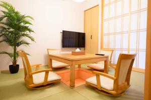 東京にあるT-home 1Fのダイニングルーム(テーブル、椅子、テレビ付)
