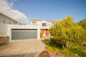 een huis met een garage ervoor bij Fernkloof Manor in Hermanus