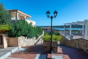 a street light in front of a house at Baia de Bahas Residence in Golfo Aranci