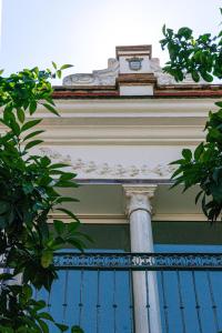 une colonne au sommet d'un bâtiment planté d'arbres dans l'établissement Puerta Principe Luxury Apartments, à Séville