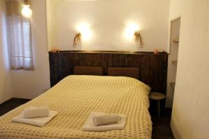 ein Schlafzimmer mit einem Bett mit zwei Handtüchern darauf in der Unterkunft Guest house BULGARKA in Dibich
