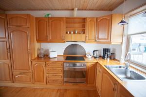 Virtuvė arba virtuvėlė apgyvendinimo įstaigoje Lovely house in Tórshavn
