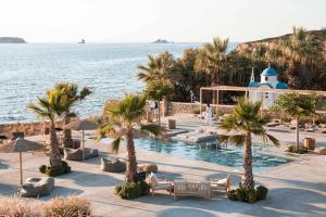 Vaizdas į baseiną apgyvendinimo įstaigoje Seesoo Paros Beachfront Resort arba netoliese