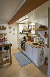 una cucina con lavandino e piano di lavoro di Romantic Klaksvik apartment a Klaksvík
