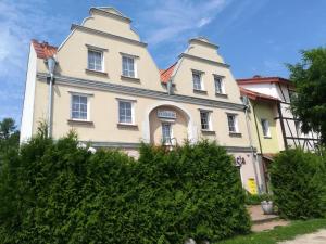 una gran casa blanca con torreta en Hotel E-lektor, en Morąg