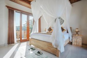 Postel nebo postele na pokoji v ubytování Sitala Suite + 28 fotografií