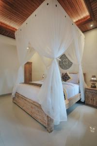 Ein Bett oder Betten in einem Zimmer der Unterkunft Sitala Suite