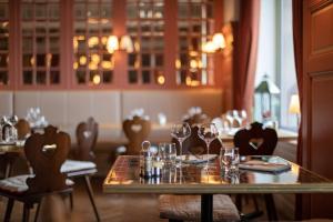 une salle à manger avec une table et des verres à vin dans l'établissement Grand Hôtel Bristol, à Colmar