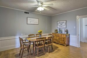 een eetkamer met een tafel en stoelen en een plafondventilator bij Modern Decatur Farmhouse Getaway and Deck and Backyard in Decatur