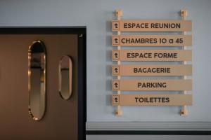 un cartello che dice che la stanza e' libera e che va a O andabasesktopktop di Grand Hôtel Bristol a Colmar Altre 52 foto