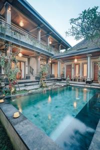 Der Swimmingpool an oder in der Nähe von Sitala Suite