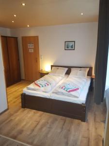 ein Bett mit zwei Kissen darauf in einem Zimmer in der Unterkunft Quartier am Fluss in Schwarzburg