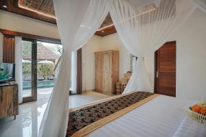 ein Schlafzimmer mit einem Bett mit Vorhängen und einem Pool in der Unterkunft Sitala Suite in Ubud