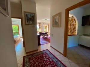 a hallway with a living room and a dining room at casa alla Valle in Salò