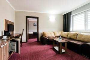 Televízia a/alebo spoločenská miestnosť v ubytovaní Hotel Menhard