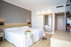 Cama ou camas em um quarto em Hotel Simbad Ibiza