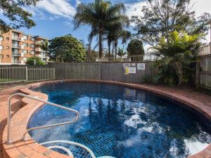 una piscina en un patio con una valla en Heritage 202 en Tuncurry