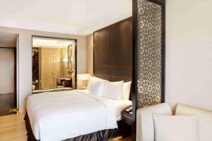 Säng eller sängar i ett rum på Crowne Plaza New Delhi Mayur Vihar Noida, an IHG Hotel