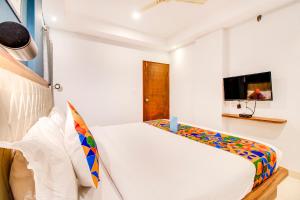 Ліжко або ліжка в номері FabHotel The Sun Suites Vinayaka Nagar
