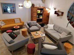 ein Wohnzimmer mit Sofas, Stühlen und einem Tisch in der Unterkunft Hotel Grünwaldkopf in Obertauern