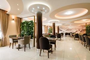 una sala da pranzo con tavoli e sedie in un ristorante di Hotel Menhard a Vrbov