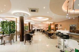 Reštaurácia alebo iné gastronomické zariadenie v ubytovaní Hotel Menhard