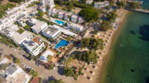 una vista aérea de una playa con un complejo en Yalıpark Beach Hotel, en Yalıkavak