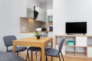 Televízia a/alebo spoločenská miestnosť v ubytovaní Apartment Warsaw Puławska by Noclegi Renters