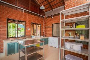 Η κουζίνα ή μικρή κουζίνα στο The Garden Stay in Red House at Bukit Tinggi