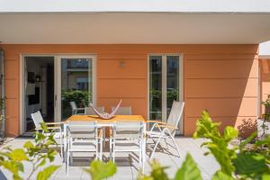 een tafel en stoelen op de patio van een huis bij Villa Seeadler in Börgerende-Rethwisch