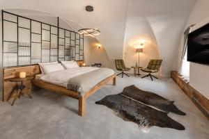 ein Schlafzimmer mit einem großen Bett mit einem Fellteppich in der Unterkunft Boutique hotel & spa DOMA u nás - entry AquaCity free in Poprad