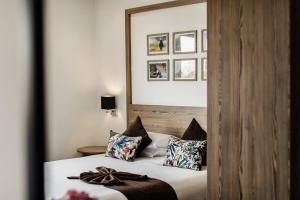 Wazo Appart-Hôtel في مراكش: غرفة نوم عليها سرير ومخدات
