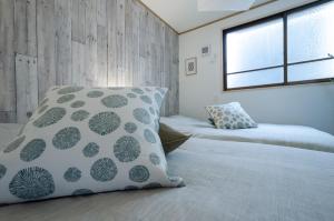 Letto o letti in una camera di 箱館宿 観月-Mizuki-伝統的建築物の宿-最大8名宿泊可能