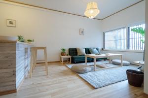 Area soggiorno di 箱館宿 観月-Mizuki-伝統的建築物の宿-最大8名宿泊可能
