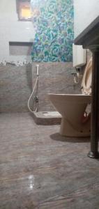 Ένα μπάνιο στο Karachi Guest House