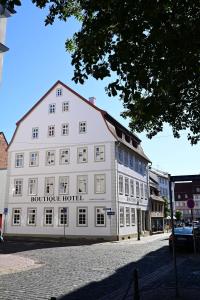 ein großes weißes Gebäude am Straßenrand in der Unterkunft Boutique-Hotel Stadtvilla Hodes in Fulda