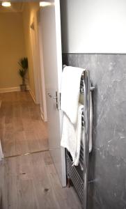 un toallero con toallas colgadas en la pared en Kelpies Serviced Apartments- Victoria, en Falkirk